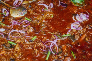 Gulaş ahşap arka plan üzerinde seramik kase. Geleneksel Macar çorbası.