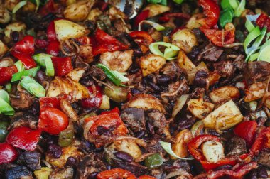 Kıyma kırmızı biber, domates, soğan, kırmızı fasulye ve sarımsak bir kil kase ihtiva eder. Üstten Görünüm.