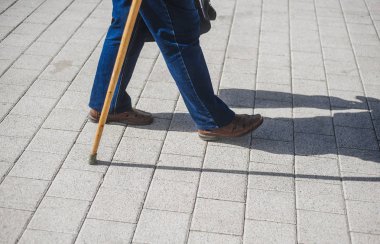 Yaşlı adam bastonla. Doğal. Bir sopayla adam.