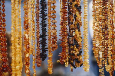 Amber Kolye. Amber farklı renk ve büyüklükte. Amber taşı.