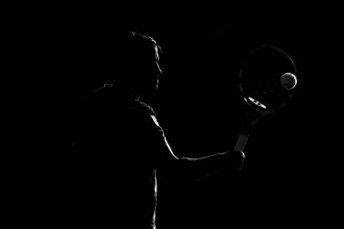 Tenis oyuncu siluet siyah arka plan üzerine. 