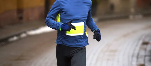 実行しているスポーツ選手の男 冬は街背景と屋外ジョギング ランナー — ストック写真