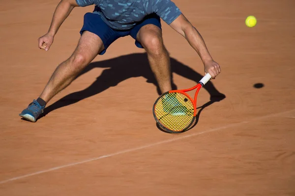 Jugador Tenis Masculino Acción Cancha Día Soleado — Foto de Stock