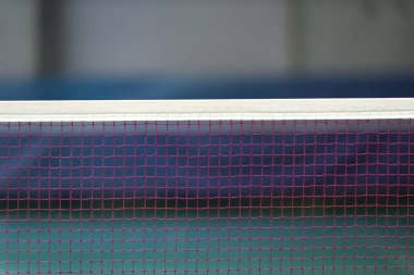 Badminton net kapalı badminton Kortu, closeup görünümü badminton bulanık arka plan ile net üzerinde