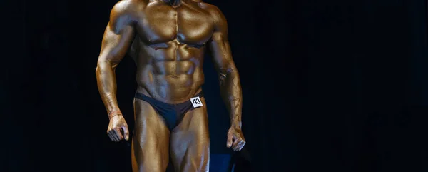 Culturista Atleta Demuestra Músculos Abdominales Pecho Las Competiciones — Foto de Stock