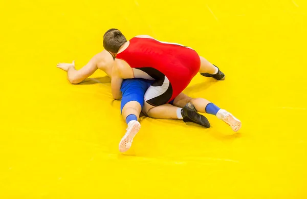 Dwóch Młodych Mężczyzn Niebieski Czerwony Wrestling Żółty Wrestling Dywan Siłowni — Zdjęcie stockowe