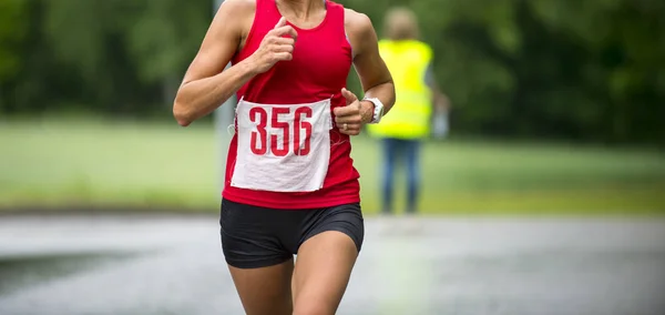 フィットネス女性ランナーが道路上で実行します 女性のマラソンのために自分自身を準備します — ストック写真
