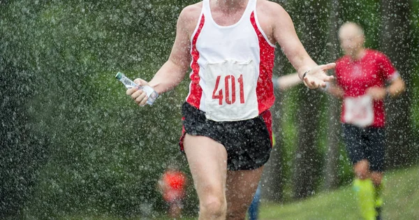 Muž Běžec Běží Pod Deštěm Kapek City Maraton — Stock fotografie