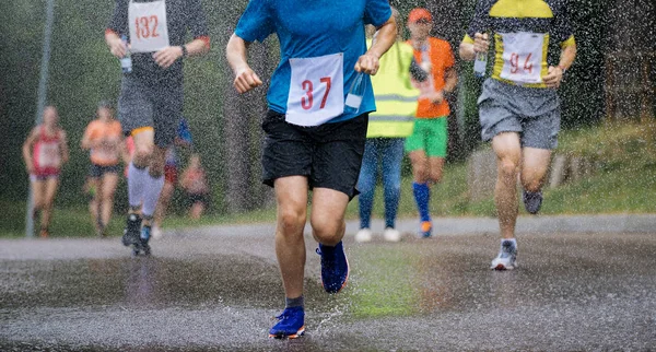 雨下奔跑的跑步者城市马拉松 — 图库照片