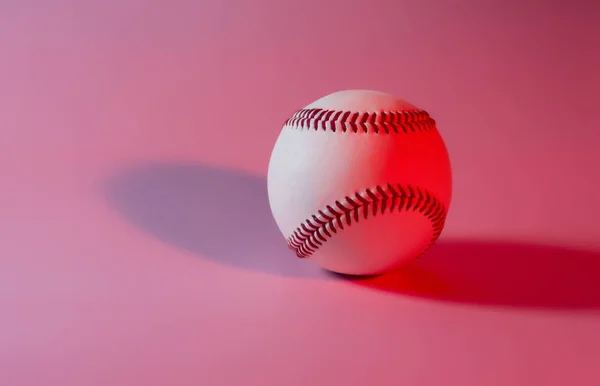 Baseball Sfondo Colore Rosa Cuciture Rosse Baseball Copia Spazio — Foto Stock