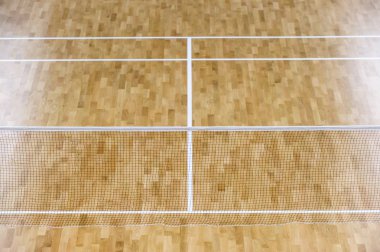 ahşap zemin badminton kortu ve ağlar. Ahşap zemin ahşap zemin kapalı, spor sahası satırları satır işaretleme ile spor salonu