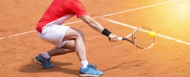 Tenis Outdoors.Tennis oyuncu raket ve top ile spor oyun sırasında açık sahada oynayan adam