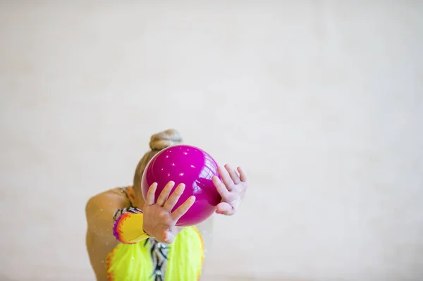 女孩与艺术体操粉红色的球 杂技和健身健康的灵活性 — 图库照片