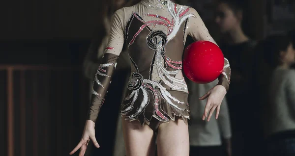 Fille Avec Une Balle Sur Une Gymnaste Professionnelle Flexibilité Acrobatie — Photo