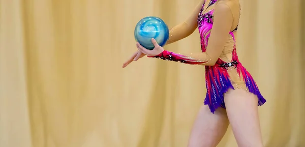 Κορίτσι Μια Μπάλα Μια Επαγγελματική Γυμναστής Ευελιξία Στην Υγεία Ακροβατικά — Φωτογραφία Αρχείου