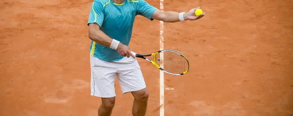 Man Spelar Outdoors Tennis Tennisspelare Med Racket Och Boll Öppen — Stockfoto