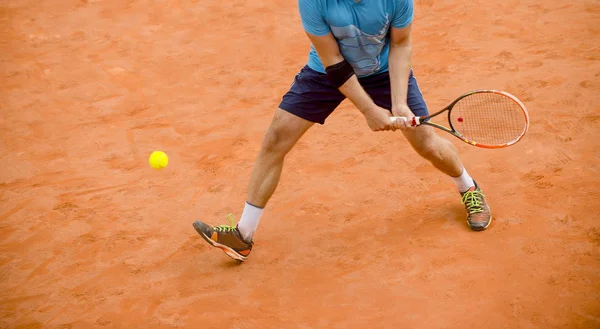 Man Spelar Outdoors Tennis Tennisspelare Med Racket Och Boll Öppen — Stockfoto