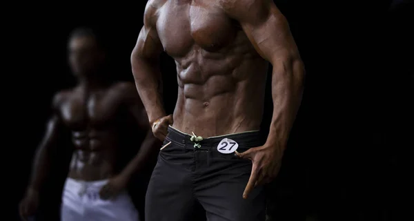 Siyah Yaz Şort Plaj Vücut Yarışmalarda Sporcu Vücut Geliştirmeci — Stok fotoğraf