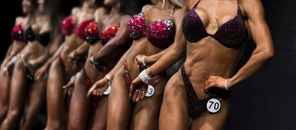 Grupo Mujer Atletas Culturistas Posando Más Musculoso Bikini Fitness Competiciones — Foto de Stock