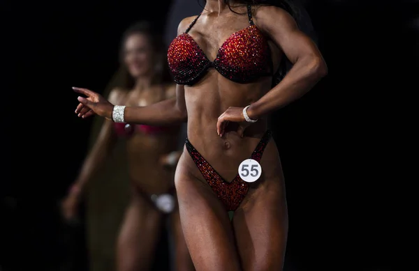 Vrouw Atleet Bodybuilders Poseren Meest Gespierd Bikini Fitness Competitie — Stockfoto
