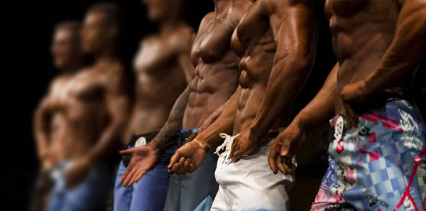 Grup Sporcular Bodybuilders Kaslı Fitness Yarışmalar Poz — Stok fotoğraf