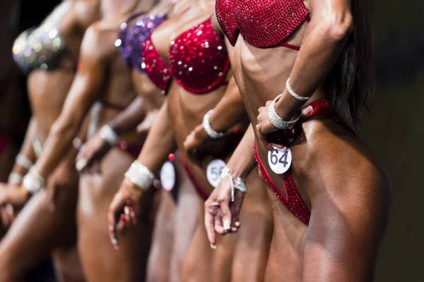 Grupo Mujer Atletas Culturistas Posando Más Musculoso Bikini Fitness Competiciones — Foto de Stock