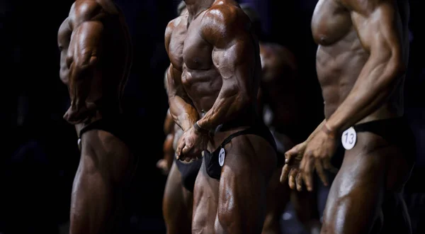 Grup Sporcular Bodybuilders Kaslı Fitness Yarışmalar Poz — Stok fotoğraf