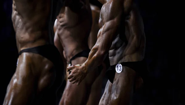 Grupo Atletas Culturistas Posando Mayoría Las Competiciones Fitness Muscular —  Fotos de Stock