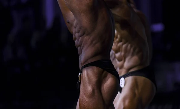 Ομάδα Αθλητών Bodybuilders Ποζάρει Πιο Μυώδες Διαγωνισμούς Γυμναστήριο — Φωτογραφία Αρχείου