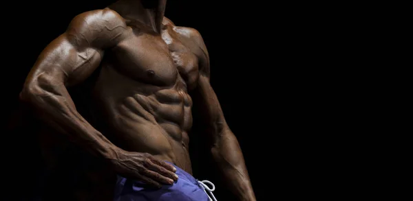 Atleta Fisiculturista Calções Azuis Verão Competições Musculação Praia — Fotografia de Stock