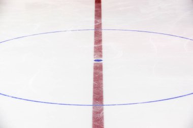 Hokey rink üzerinde kırmızı çizgi ile mavi nokta off yüz