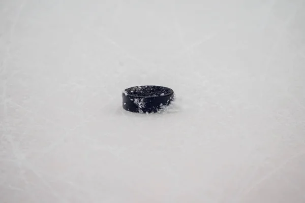 Black Hockey Puck Ice Rink Winter Sport — Stock Photo, Image