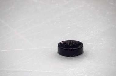 buz pateni pisti üzerinde siyah hokey topu. Kış spor.