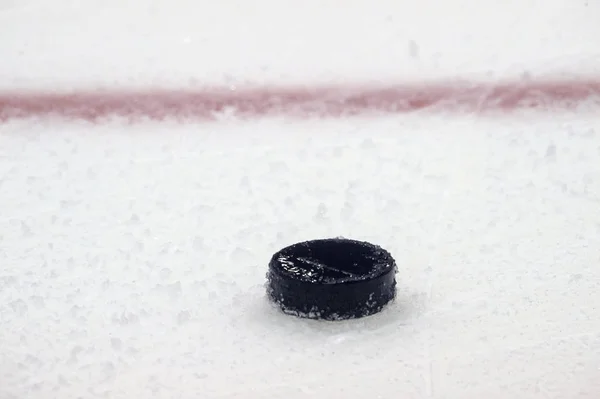 Black Hockey Puck Ice Rink Winter Sport — Stock Photo, Image