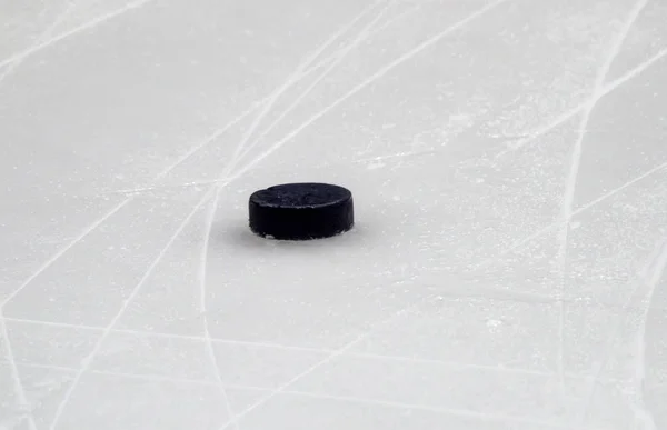 Puck Superficie Pista Hockey Sobre Hielo Fondo Deportivo —  Fotos de Stock