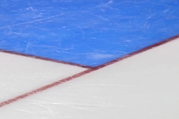 アイス ホッケー リンクに赤いゴールライン 冬のスポーツ — ストック写真