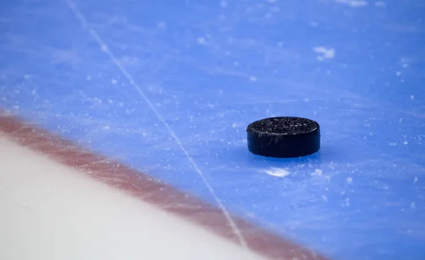 Eishockey Puck Steht Auf Der Torlinie Ansicht Schließen — Stockfoto