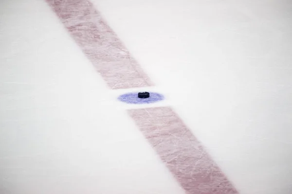 Hokey Rink Üzerinde Kırmızı Çizgi Ile Mavi Nokta Yüz — Stok fotoğraf