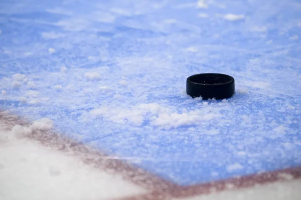 Black Hockey Puck Ice Rink Winter Sport — Stock Photo, Image