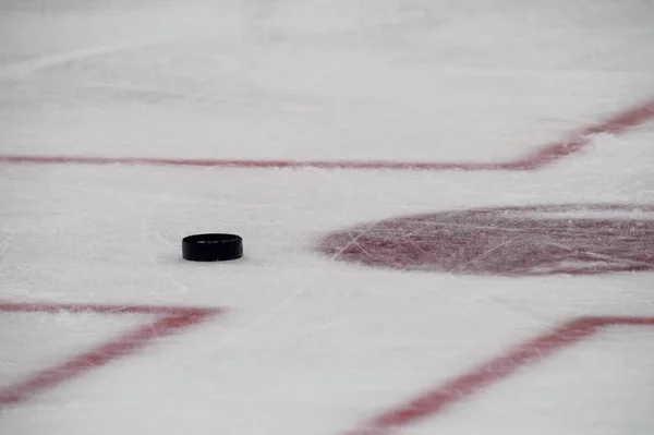 Svart Hockey Puck Ishallen Vintersport — Stockfoto