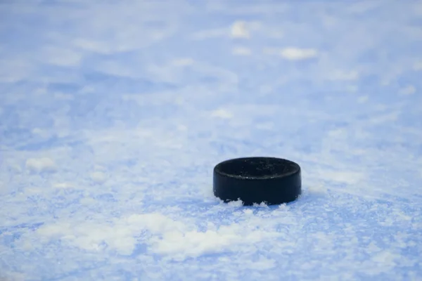 Svart Hockey Puck Ishallen Vintersport — Stockfoto