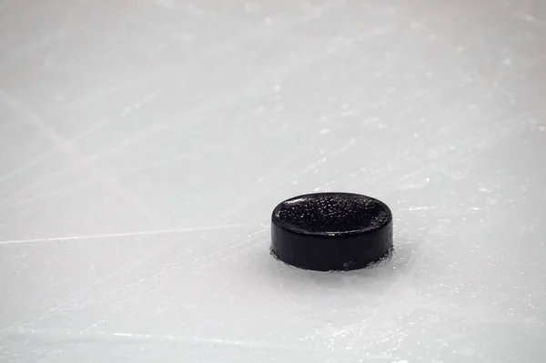 Svart Hockey Puck Ishallen Vintersport — Stockfoto