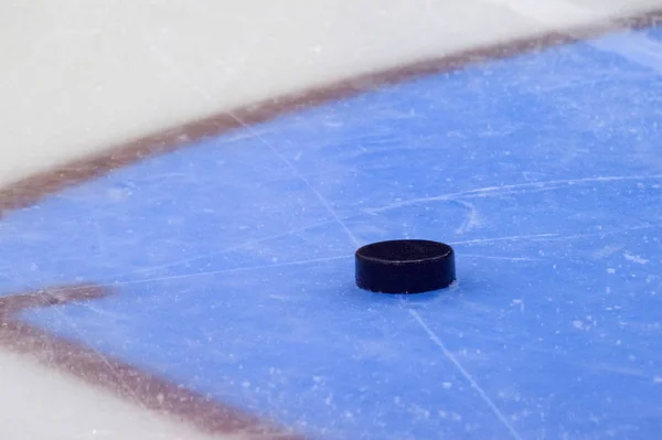 Black Hockey Puck Ice Rink Winter Sport — Stock Photo, Image