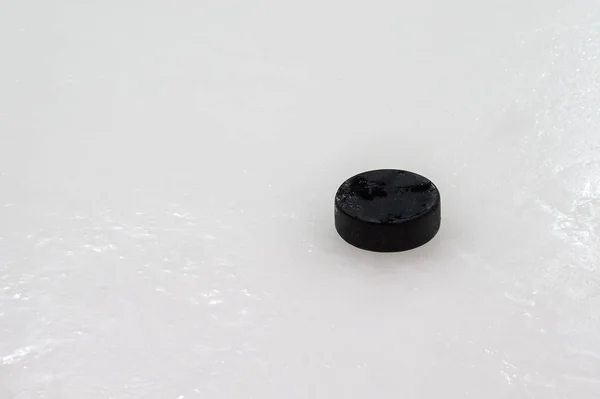 Svart Hockey Puck Ishallen Vintersport — Stockfoto