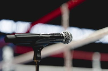 Boks ringi önce tablo üzerinde spiker mikrofon