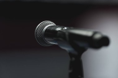 Konser salonundaki mikrofonu kapat.