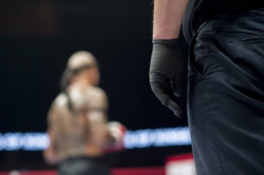 ringde siyah giysili iki savaşçıları Mma, boks dövüş sanatları maçı hakem