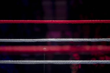 Boks halka bir bulanıklık spot ışığı ile ipleri