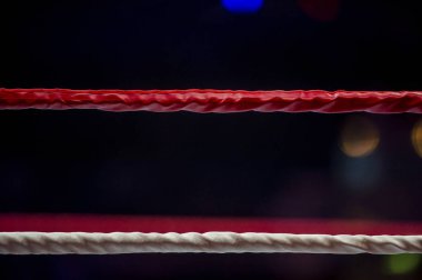 Boks halka bir bulanıklık spot ışığı ile ipleri