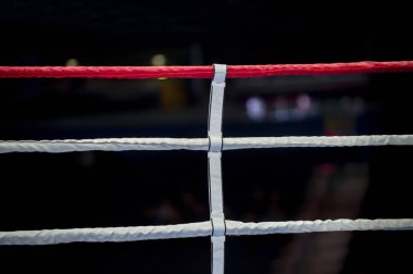 Boks halka bir bulanıklık spot ışığı ile ipleri